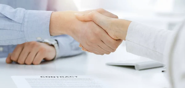 Casual geklede zakenman en vrouw schudden handen na het contract tekenen in het zonnige kantoor. Handdruk concept — Stockfoto