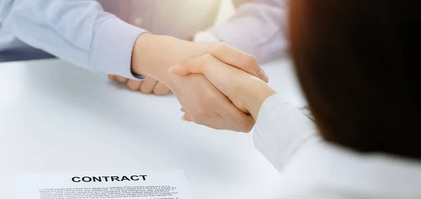 Casual geklede zakenman en vrouw schudden handen na het contract tekenen in het zonnige kantoor. Handdruk concept — Stockfoto