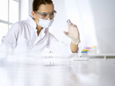 Kadın laboratuvar asistanı hastanede kan örneğini inceliyor. Tıp, sağlık ve araştırma konsepti