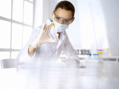 Kadın laboratuvar asistanı hastanede kan örneğini inceliyor. Tıp, sağlık ve araştırma konsepti