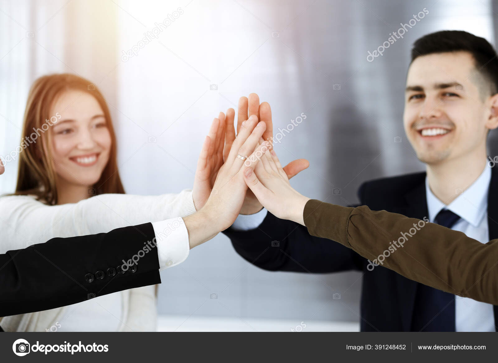 チームワークを示し 手をつなぎ または日当たりの良いオフィスで5を与えるビジネスの人々グループ 無名のビジネスマンや女性が手で輪になって ストック写真 C Showtimeagiryna