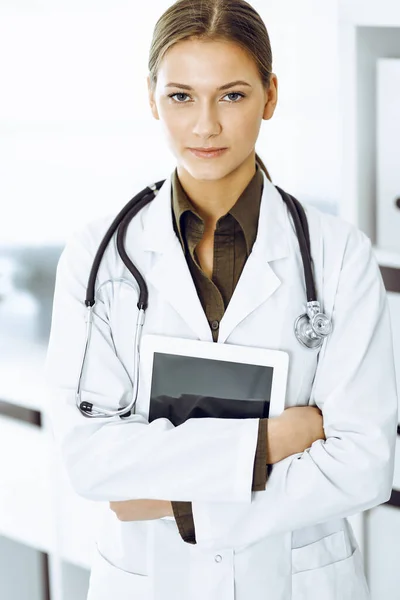 Mujer-médico de pie y mirando a la cámara. Medicina y asistencia sanitaria — Foto de Stock