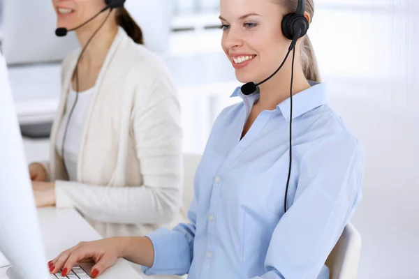 본부에 연락 해. 온라인상의 고객을 위해 컴퓨터와 헤드셋을 사용하는 아름다운 금발 여성. 고객 서비스 직업으로 일하는 사람들의 그룹. 사업가들의 개념 — 스톡 사진