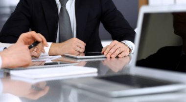 İş adamları modern ofisteki cam masasında birlikte çalışarak sözleşmeyi tartışıyor. İş arkadaşları ya da avukatları olan tanınmamış bir iş adamı ve kadın. Takım çalışması ve ortaklık