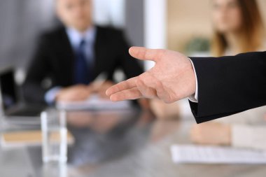 İş sunumu. İş adamı, şirket toplantısında ya da konferansta meslektaşlarına konuşma yapıyor. Hoparlörleri kapatıyor.