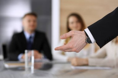 İş sunumu. İş adamı, şirket toplantısında ya da konferansta meslektaşlarına konuşma yapıyor. Hoparlörleri kapatıyor.