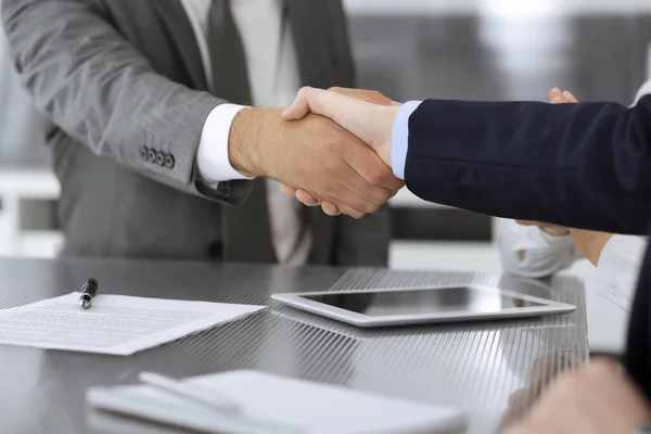 Kézfogás, mint sikeres tárgyalás vége, közelkép. Ismeretlen üzletemberek kezet ráznak, miután aláírták a szerződést a modern irodában. — Stock Fotó