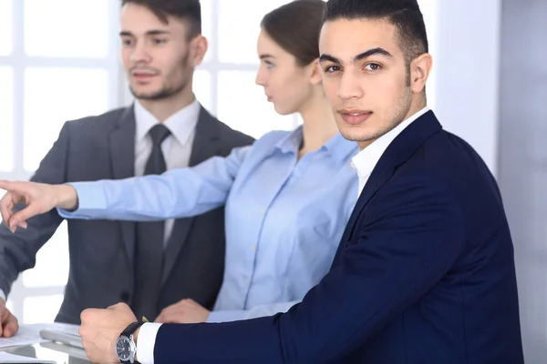 Groep van diverse zakenmensen bespreken vragen bij een ontmoeting in het moderne kantoor. Collega 's die op de werkplek met computers werken. Multi-etnische teamwork en business concept — Stockfoto