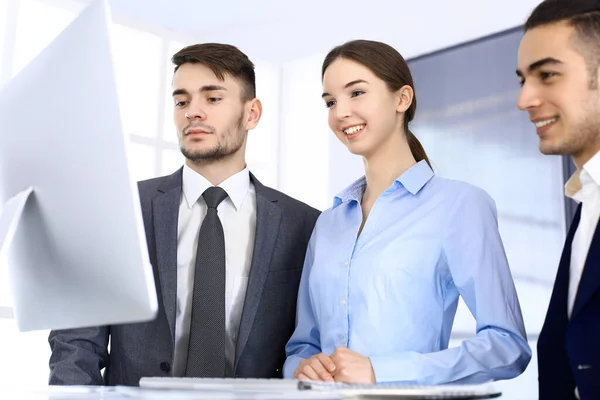 Groep van diverse zakenmensen bespreken vragen bij een ontmoeting in het moderne kantoor. Collega 's die op de werkplek met computers werken. Multi-etnische teamwork en business concept — Stockfoto