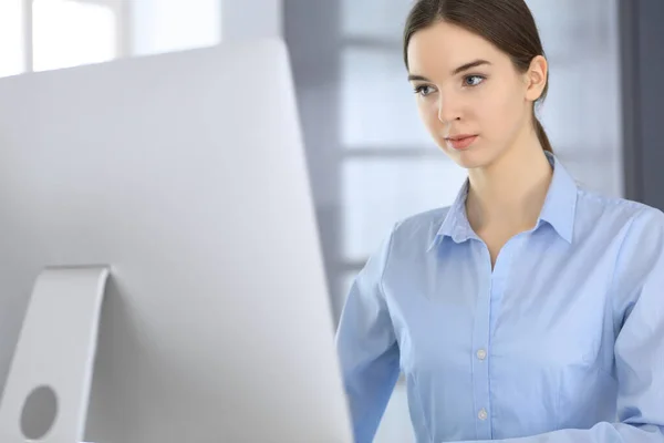 Mujer de negocios que trabaja con la computadora en el escritorio de cristal en la oficina moderna. Estudiante chica preparando presentación o contable haciendo equilibrio. Concepto fiscal y de auditoría —  Fotos de Stock