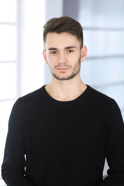 Homme barbu headshot au bureau moderne. Homme d'affaires ou étudiant debout droit et souriant. Concept de style de vie — Photo