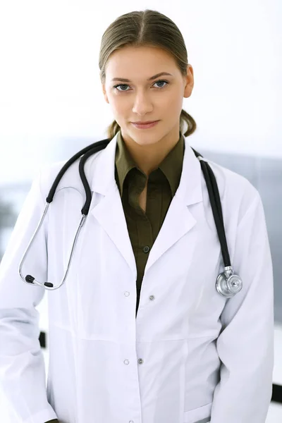 Dottore donna in piedi dritto e guardando la fotocamera. Servizio medico perfetto in clinica. Buon futuro in medicina e sanità — Foto Stock