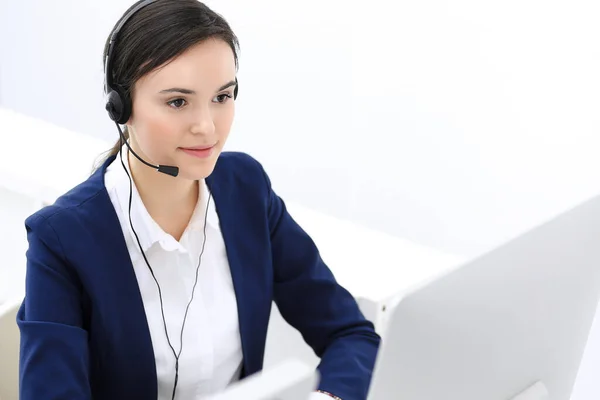 Centro de atendimento. Mulher bonita recepcionista sentado no fone de ouvido no escritório de atendimento ao cliente. Grupo de operadores a trabalhar. Conceito de negócio — Fotografia de Stock