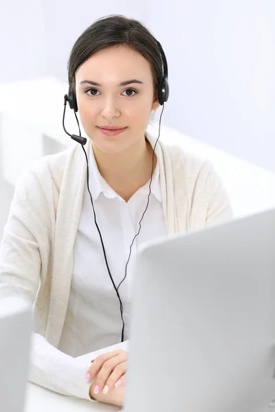 Τηλεφωνικό κέντρο. Όμορφη γυναίκα ρεσεψιονίστ κάθεται σε ακουστικά στο γραφείο εξυπηρέτησης πελατών. Ομάδα χειριστών στην εργασία. Επιχειρηματική έννοια — Φωτογραφία Αρχείου