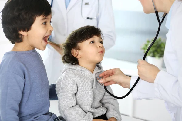 Médico examinando a un niño paciente por estetoscopio. Lindo chico árabe en la cita con el médico. Concepto de medicina y salud — Foto de Stock