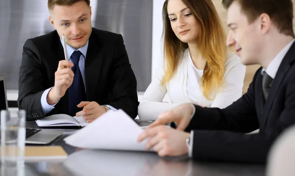 Zakenmensen of advocaten bespreken vragen in een modern kantoor. Onbekende zakenman en vrouw met collega die aan het glazen bureau zit en werkt. Teamwork en partnerschapsconcept — Stockfoto