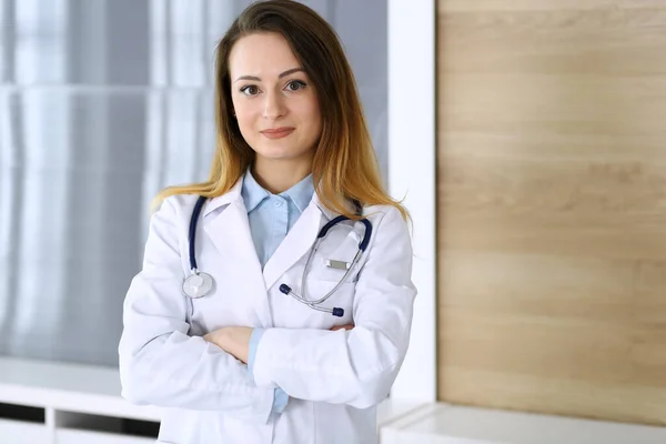 Médico mujer disparo en la cabeza mientras está de pie en la oficina del hospital. Médico en el lugar de trabajo, foto de retrato. Concepto de medicina y salud — Foto de Stock