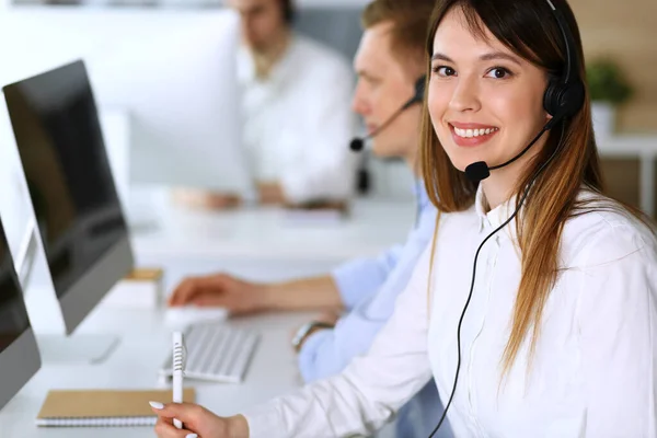 Samtalscentralen. Gruppen av olika aktörer i arbetslivet. Fokusera på vacker asiatisk kvinna i headset på kundtjänst kontor. Affärsidé — Stockfoto