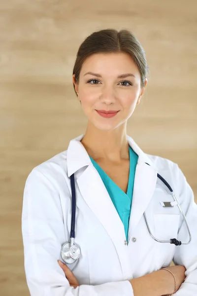 Doctora mujer de pie y mirando la cámara. Médico en el trabajo, retrato de estudio en el fondo médico. Concepto de medicina y salud — Foto de Stock