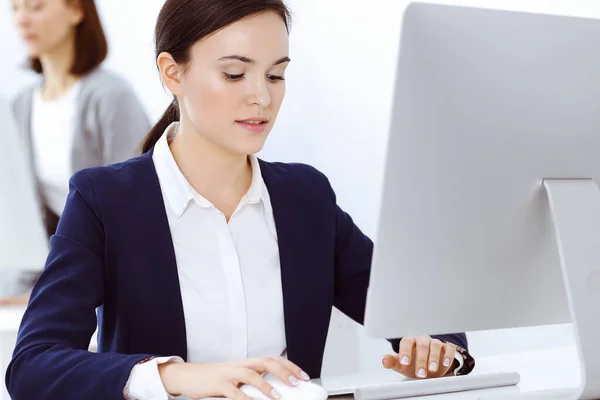 Empresaria que trabaja con computadora en la oficina. Abogado o contable sentado en el trabajo, disparo en la cabeza. Concepto empresarial —  Fotos de Stock