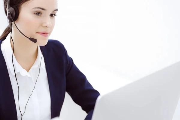 Call center. Bella donna seduta e che lavora in cuffia presso l'ufficio del servizio clienti. Concetto aziendale — Foto Stock