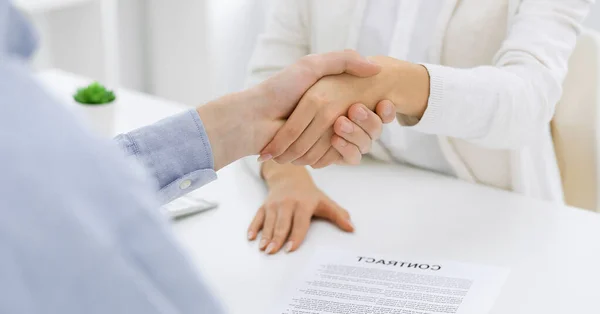 Casual geklede zakenman en vrouw schudden handen na het contract ondertekenen in wit gekleurd kantoor. Handdruk concept — Stockfoto