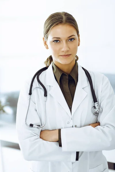 Woman-doctor standing with arms crossed and looking at camera. Medicine and healthcare — Stock Photo, Image