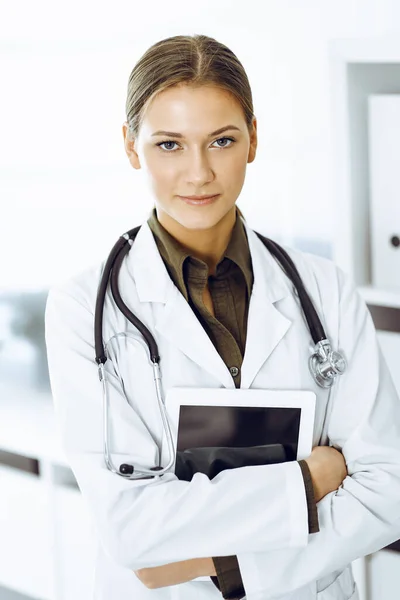 Donna-medico in piedi e guardando la macchina fotografica. Medicina e sanità — Foto Stock