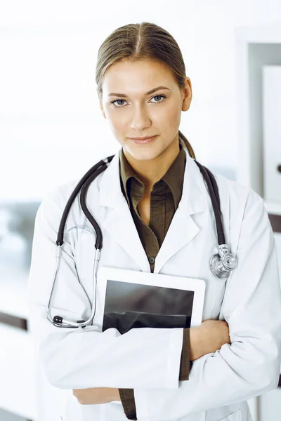 女性医師立って、カメラを見て。医学・医療 — ストック写真