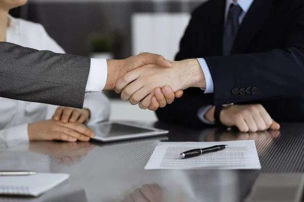 Händedruck als erfolgreiches Verhandlungsende, hautnah. Unbekannte geben Geschäftsleuten nach Vertragsunterzeichnung in modernem Büro die Hand — Stockfoto