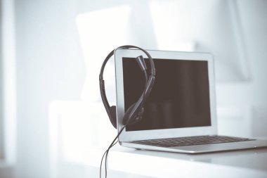 Çağrı merkezi ve iletişim desteği, müşteri hizmetleri yardım masası. Dizüstü bilgisayarda VOIP kulaklığı