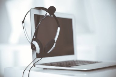 Çağrı merkezi ve iletişim desteği, müşteri hizmetleri yardım masası. Dizüstü bilgisayarda VOIP kulaklığı