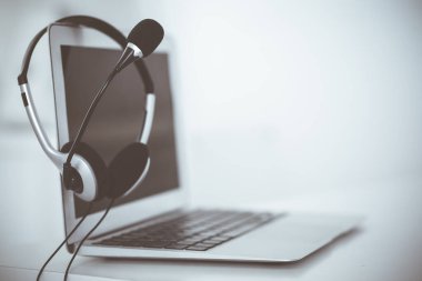 Çağrı merkezi ve iletişim desteği, müşteri hizmetleri yardım masası. Dizüstü bilgisayarda VOIP kulaklığı