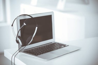 Çağrı merkezi ve iletişim desteği, müşteri hizmetleri yardım masası. Dizüstü bilgisayarda VOIP kulaklığı