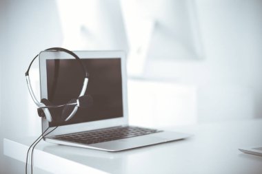 Çağrı merkezi ve iletişim desteği, müşteri hizmetleri yardım masası. Dizüstü bilgisayarda VOIP kulaklığı