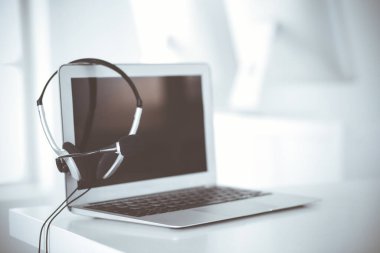 Çağrı merkezi ve iletişim desteği, müşteri hizmetleri yardım masası. Dizüstü bilgisayarda VOIP kulaklığı