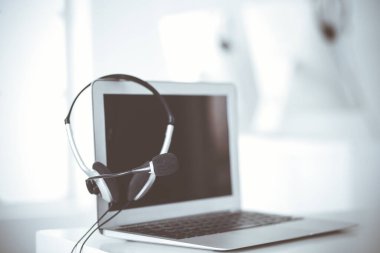 Çağrı merkezi ve iletişim desteği, müşteri hizmetleri yardım masası. Dizüstü bilgisayarda VOIP kulaklığı