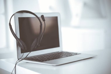 Çağrı merkezi ve iletişim desteği, müşteri hizmetleri yardım masası. Dizüstü bilgisayarda VOIP kulaklığı