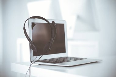 Çağrı merkezi ve iletişim desteği, müşteri hizmetleri yardım masası. Dizüstü bilgisayarda VOIP kulaklığı