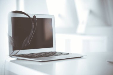 Çağrı merkezi ve iletişim desteği, müşteri hizmetleri yardım masası. Dizüstü bilgisayarda VOIP kulaklığı