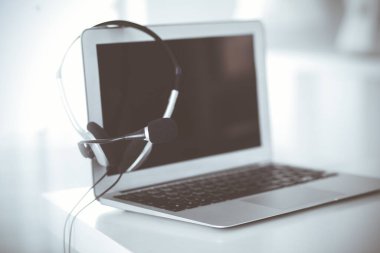 Çağrı merkezi ve iletişim desteği, müşteri hizmetleri yardım masası. Dizüstü bilgisayarda VOIP kulaklığı