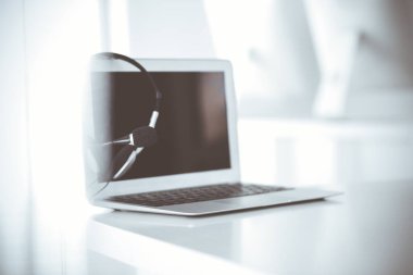 Çağrı merkezi ve iletişim desteği, müşteri hizmetleri yardım masası. Dizüstü bilgisayarda VOIP kulaklığı