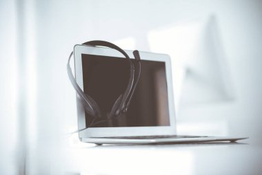 Çağrı merkezi ve iletişim desteği, müşteri hizmetleri yardım masası. Dizüstü bilgisayarda VOIP kulaklığı