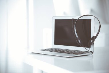 Çağrı merkezi ve iletişim desteği, müşteri hizmetleri yardım masası. Dizüstü bilgisayarda VOIP kulaklığı