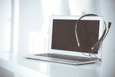 Çağrı merkezi ve iletişim desteği, müşteri hizmetleri yardım masası. Dizüstü bilgisayarda VOIP kulaklığı