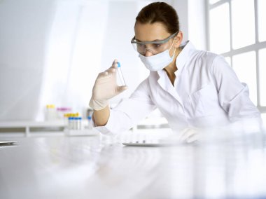 Kadın laboratuvar asistanı hastanede kan örneğini inceliyor. Tıp, sağlık ve araştırma konsepti