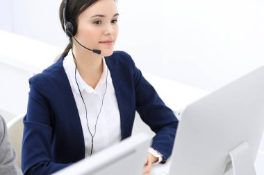 Merkezi ara. Müşteri hizmetleri ofisinde kulaklıkla oturan güzel bir kadın resepsiyonist. Bir grup operatör iş başında. İş konsepti