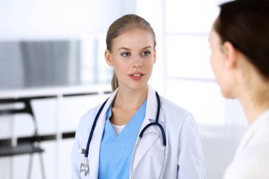 Muayene sırasında doktor ve hasta. Acil serviste portre çekimi yaparken ilaç geçmişini dolduran bir doktor. İlaç ve sağlık hizmetleri kavramı