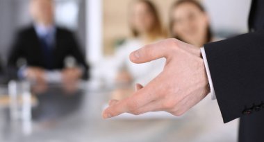 İş sunumu. İş adamı, şirket toplantısında ya da konferansta meslektaşlarına konuşma yapıyor. Hoparlörleri kapatıyor.