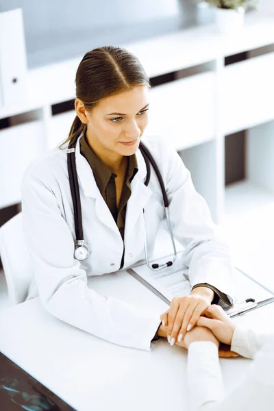 Femme médecin rassurant sa patiente au bureau de l'hôpital. Éthique médicale, soutien humain et concept de confiance en santé — Photo